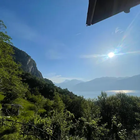 - Dreamy Retreat, Footpath Only * Cadenabbia